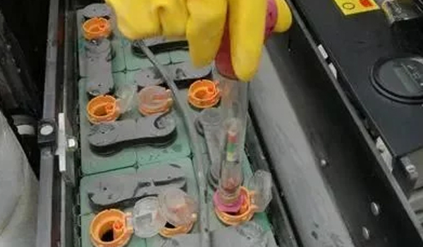 90%的人竟然不知道，，，，，叉车蓄电池要加水？？？？？？？